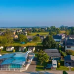 Un camping haut de gamme à Beauvoir offrant de superbes infrastructures : complexe aquatique couvert et chauffé, toboggans, et de nombreux services. Idéal pour ceux qui cherchent le confort d'un village vacances. Tarifs : Emplacement 35-60€ | Mobil-home 90-200€/nuit Idéal pour : Familles cherchant confort et divertissement.