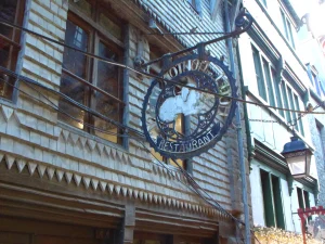 Façade du restaurant Le Mouton Blanc, une adresse recommandée