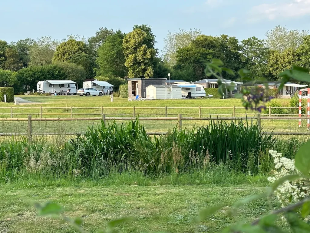 Camping Château de Lez-Eaux le plus luxueux piscine, chateau
