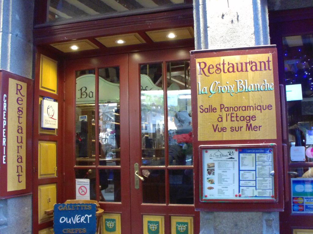 façade du restaurant la croix blanche au mont saint michel