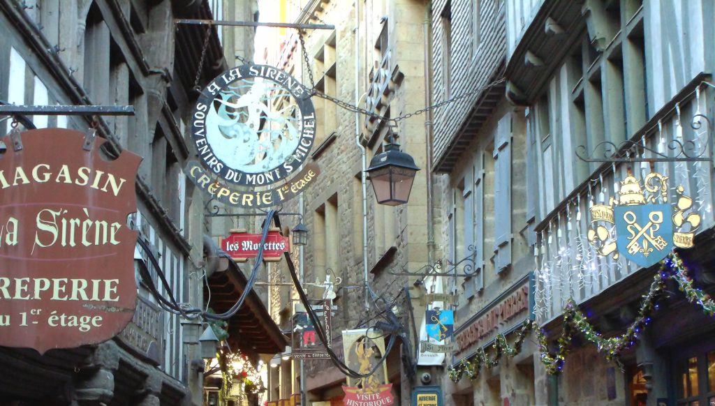 rue commerçante avec les hotels du mont saint michel