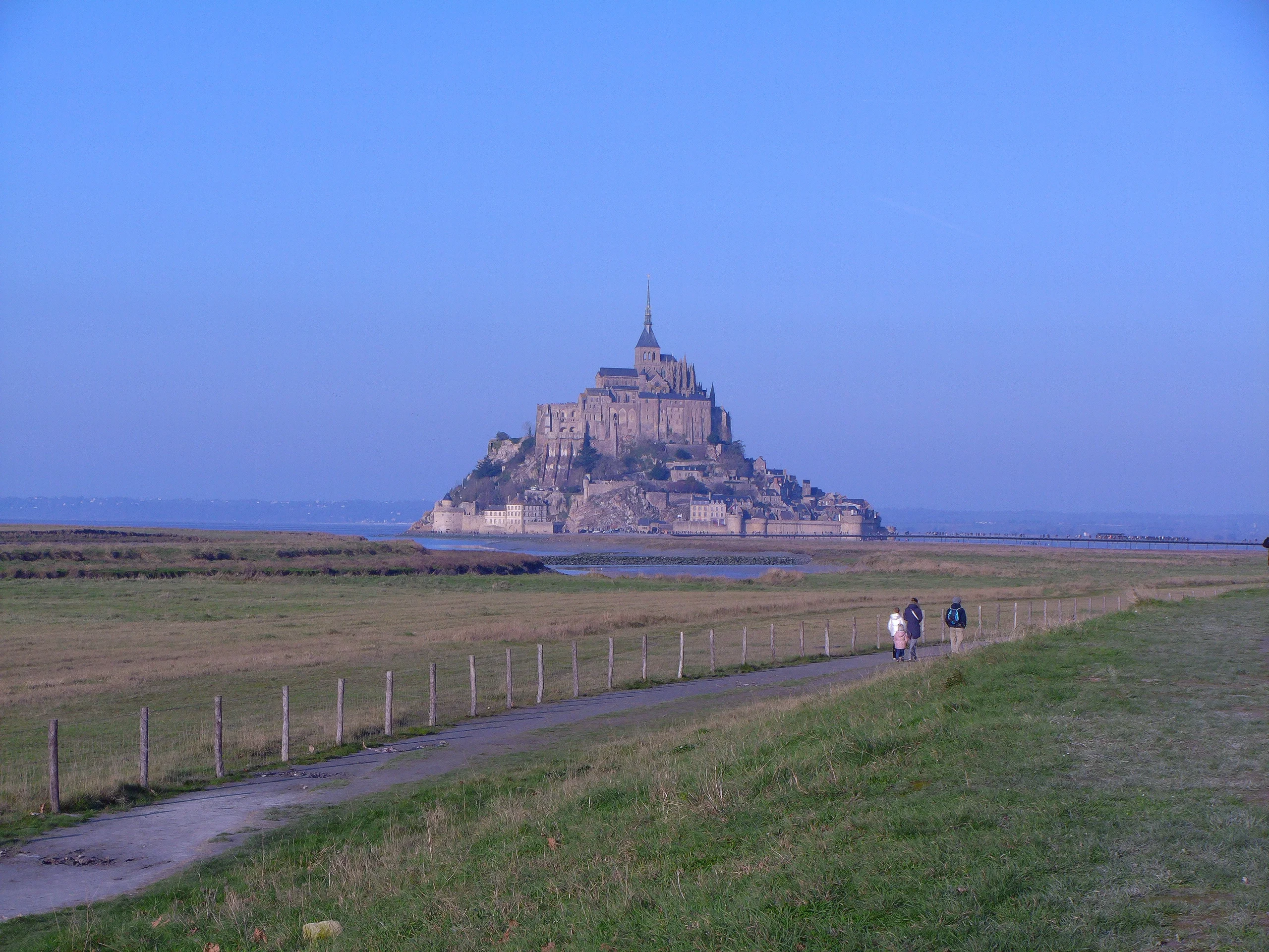 Baie du Mont-Saint-Michel au coucher de soleil, promenade et slow life en Normandie